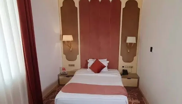 اتاق سه تخته — هتل سیب و نار یزد