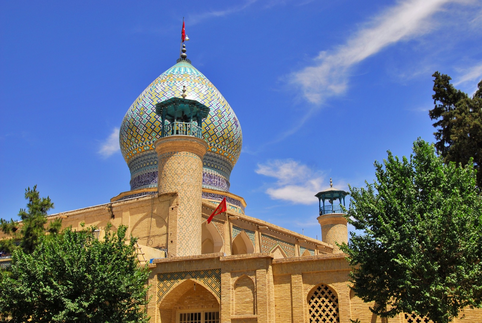 بقعه علی بن حمزه شیراز؛ زیارتگاهی با آینه‌کاریِ خیره‌کننده + آدرس و بازدید