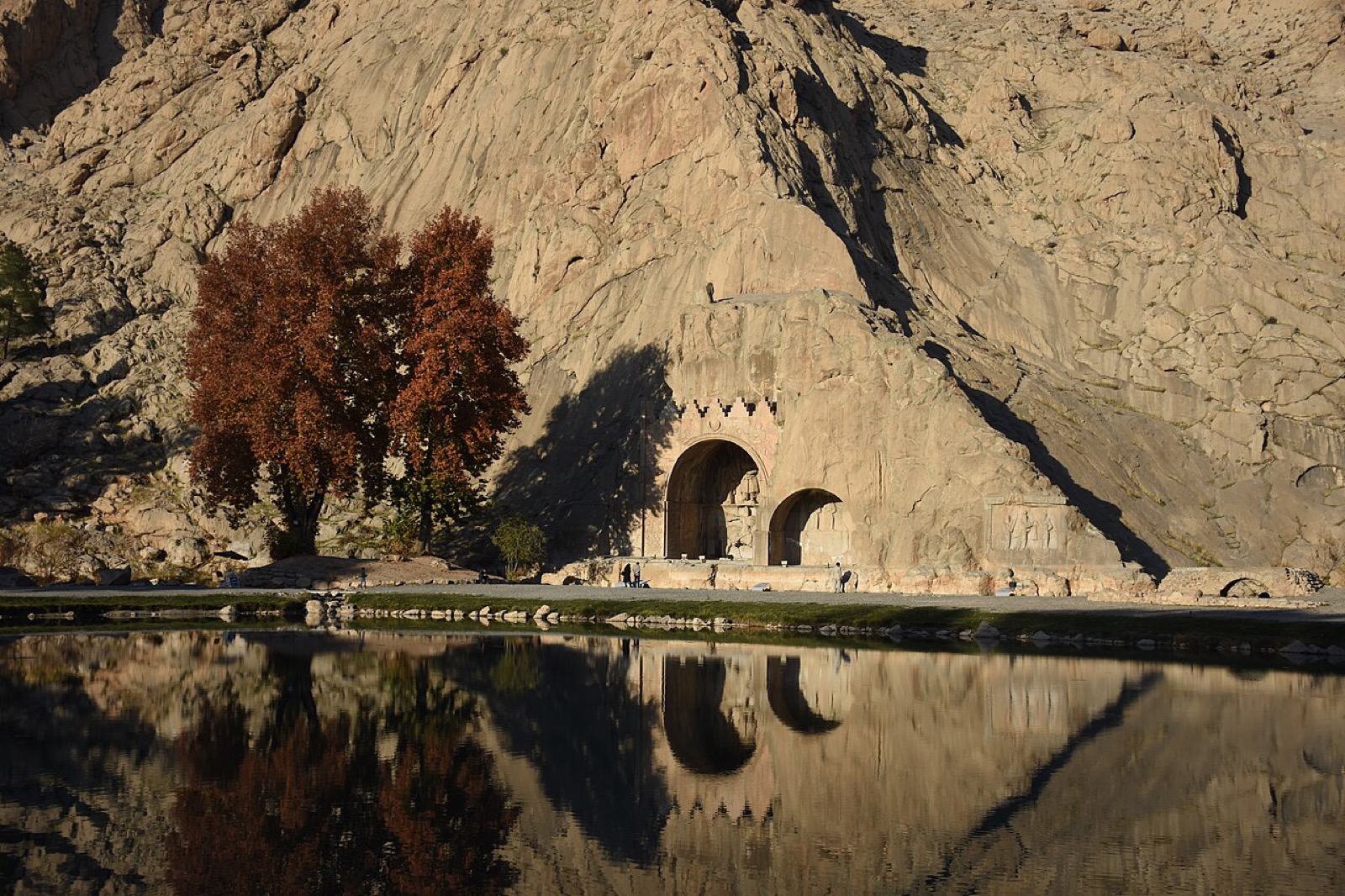 طاق بستان کرمانشاه؛ شاهکار سنگ‌نگاره‌های ساسانی + تاریخ، آدرس و بازدید