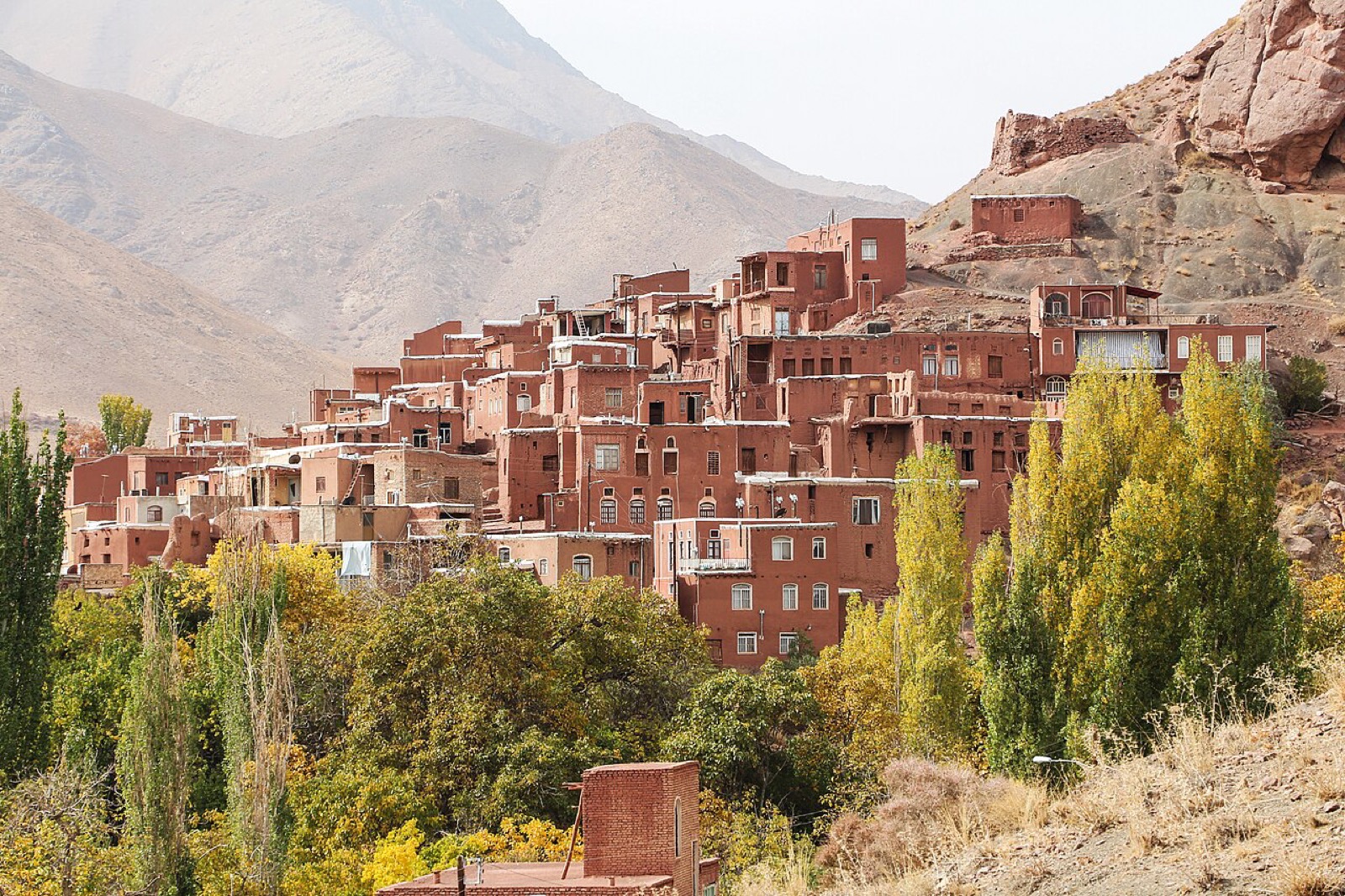 روستای ابیانه؛ روستای سرخِ تاریخی در دامنه‌ی کرکس + فاصله، آدرس و بازدید