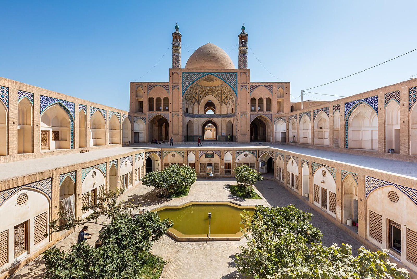 مسجد و مدرسه‌ی آقابزرگ کاشان؛ شاهکارِ قاجاری با گودال‌باغچه + آدرس و بازدید