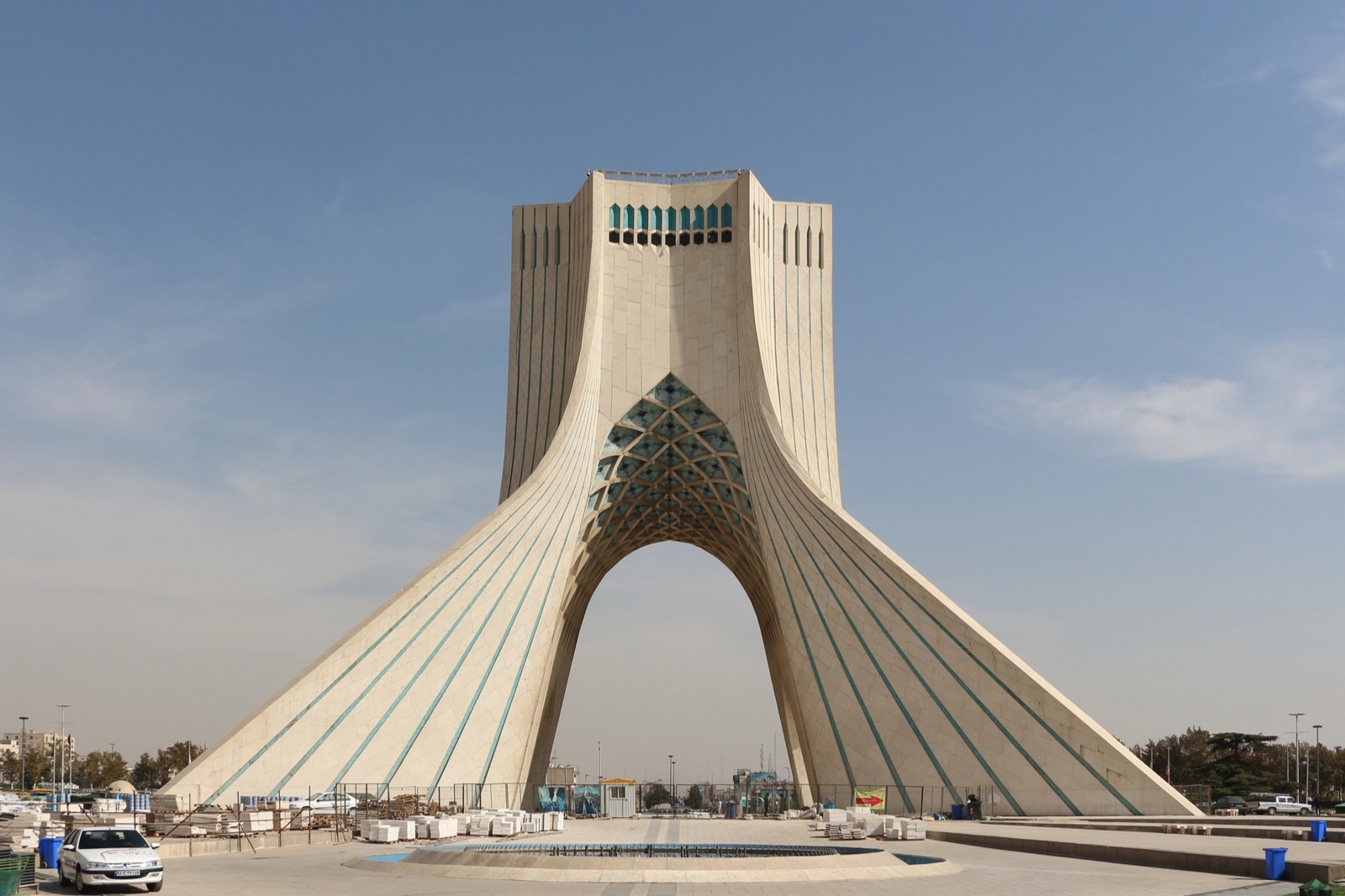 برج آزادی تهران؛ نمادِ پایتخت و شاهکارِ معماریِ حسین امانت + آدرس، ساعت بازدید و نکات